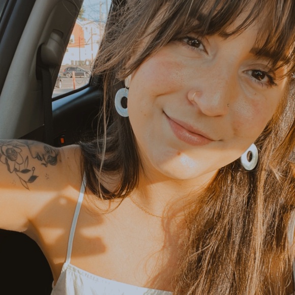 Meet your Posher, Mariel - Picture 1 of 2